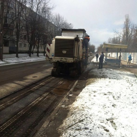 Біля Третьої міської лікарні ремонтують дорогу (ФОТО)