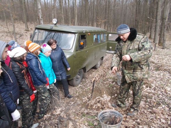 На Черкащині діти власноруч відновлюють ліс (ФОТО)
