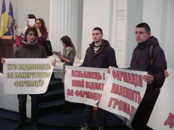 На сесії Черкаської облради протестують молодики у спортивному