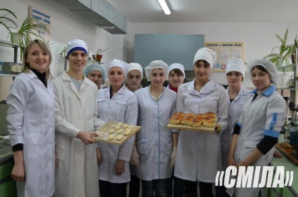 Смілянські студенти печуть пиріжки та плетуть браслети для бійців АТО