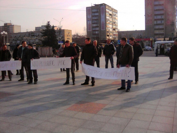 У Черкасах із плакатами мітингують на підтримку Пустовара (ФОТО)
