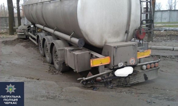 Через ями на дорозі у Черкасах вантажівка втрапила у ДТП