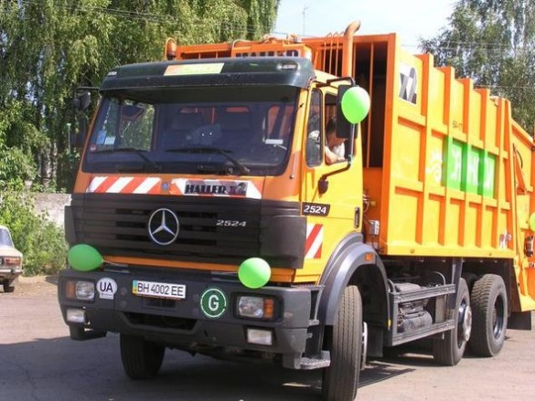 Прибирання по-черкаськи: як сміттєзбиральні машини працюють на вулицях міста (ВІДЕО)