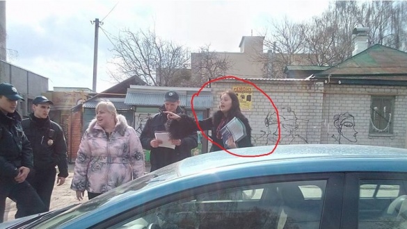 У мережі розмістили фото жінки, яка на дорозі збила черкаського патрульного