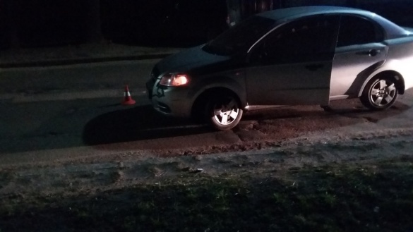 У Черкасах авто залишилося без колеса через яму на дорозі (ФОТО)