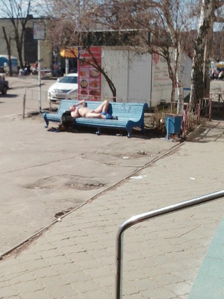 Голий дивак вирішив відпочити на лавці у центрі Черкас (фотофакт)