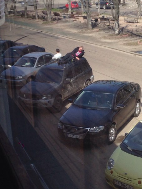 Чоловік знайшов оригінальний спосіб відпочити: на даху машини (ФОТО)