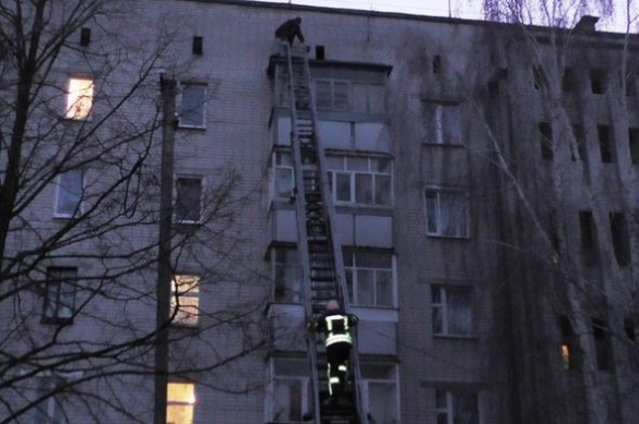 На Черкащині рятувальники знімали чоловіка з даху балкону п’ятиповерхівки