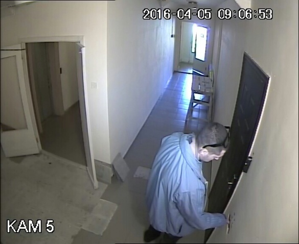 Камери у черкаському будинку зафіксували підозрілих молодиків, схожих на 
