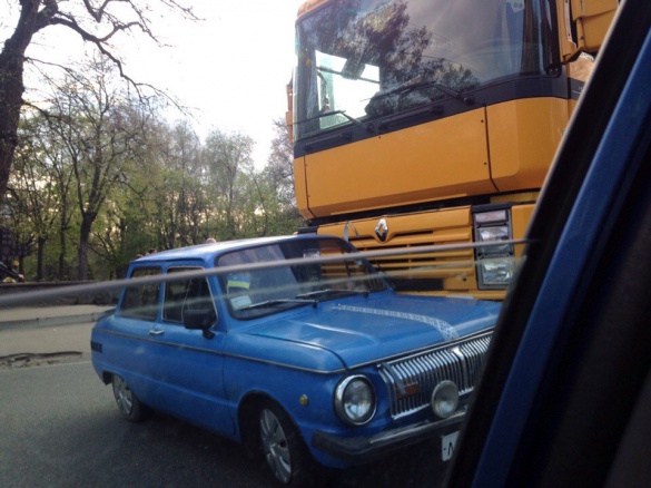 ДТП у Черкасах: вантажівка і легковик не поділили дорогу (ФОТО)