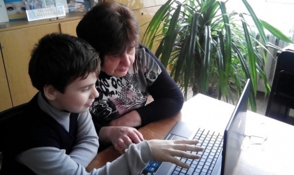 Черкаські школярі вчать дорослих користуватися комп’ютером