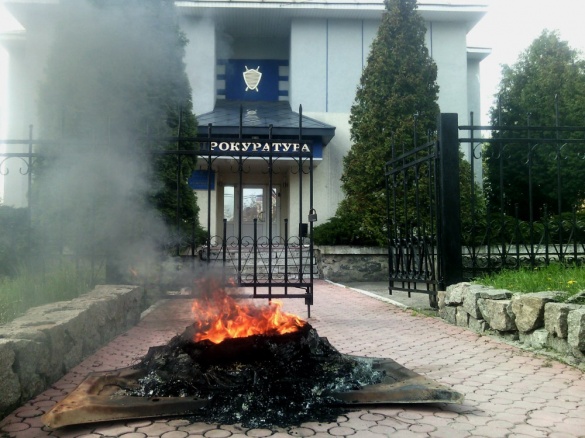 На Черкащині активісти підпалили шини біля прокуратури