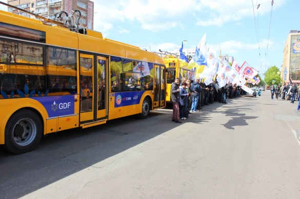 Мер із бізнесменами промчав у тролейбусі вулицями Черкас (ФОТО)