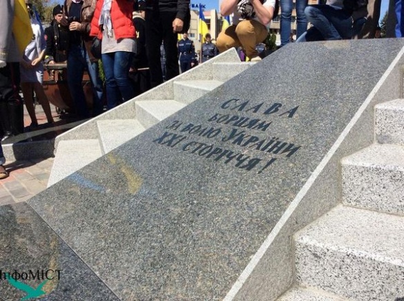 У Черкасах встановили пам'ятник героям (ФОТО)
