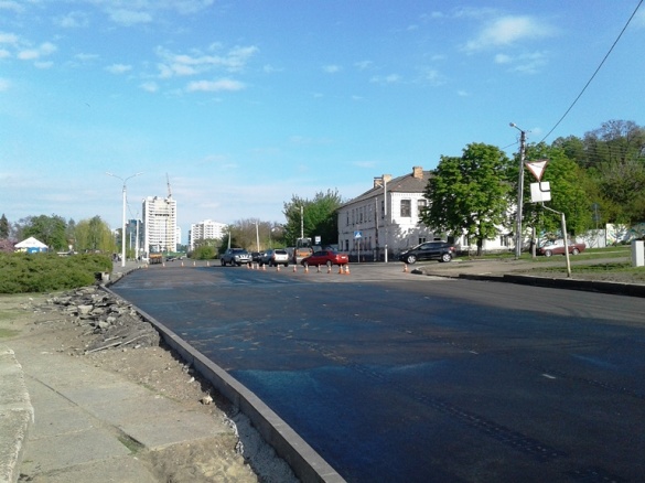 Біля нової дороги у Черкасах облаштовують тротуар (ФОТО)