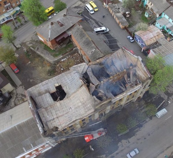 Залишки даху згорілого готелю на Черкащині ледь не впали на зупинку