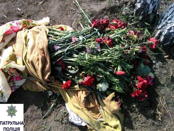 Чоловік у центрі Черкас продавав квіти з кладовищ