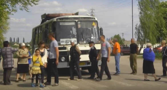 На Черкащині люди перекрили дорогу вантажівкам (ВІДЕО)