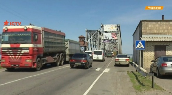 Міст через Дніпро у Черкасах руйнується від сильної вібрації (ВІДЕО)