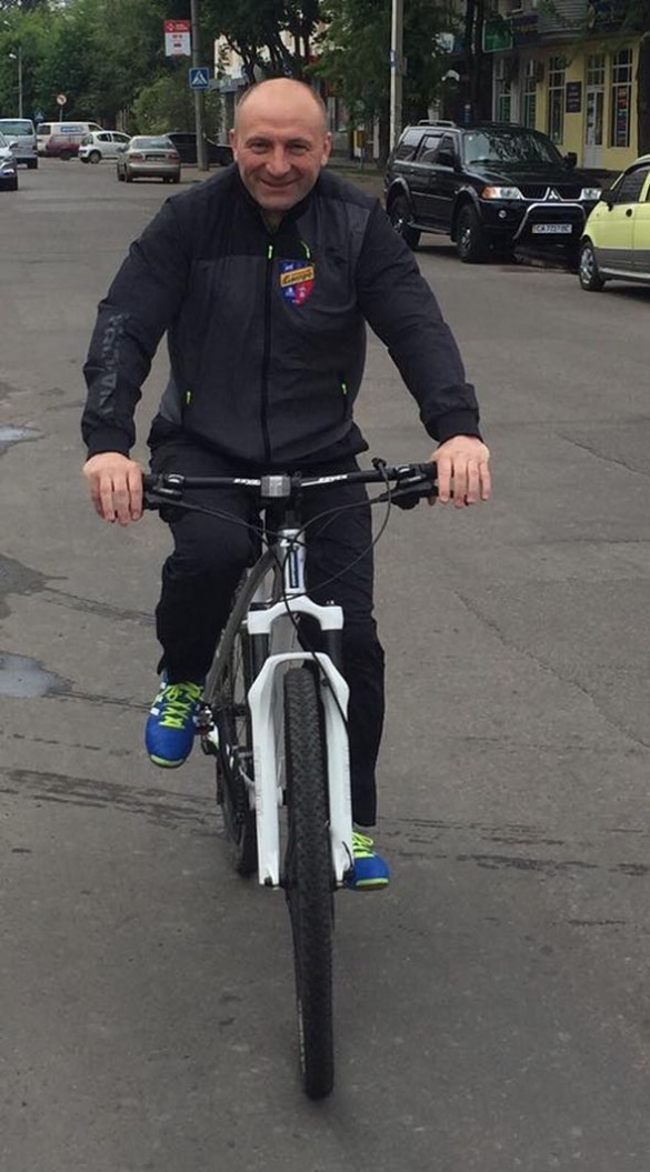 Мер Черкас проїхався на велосипеді у формі 