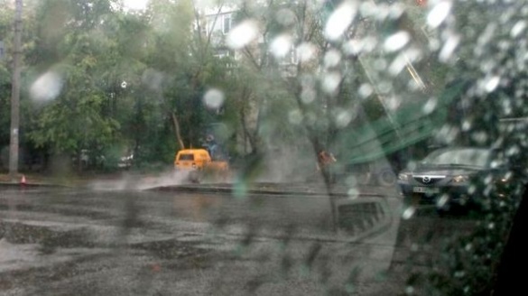Негода не завадить: у Черкасах кладуть асфальт під час дощу (фотофакт)