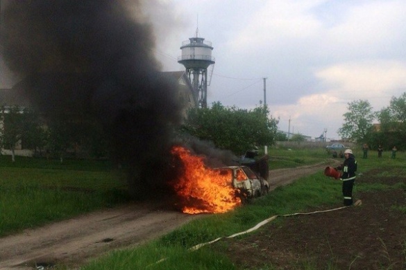 На Черкащині під час руху раптово спалахнула машина (ВІДЕО)