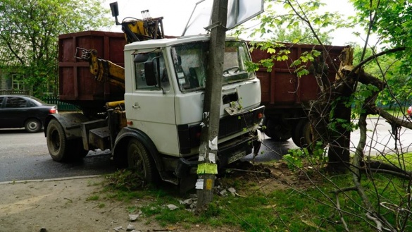 У Черкасах чергова ДТП: вантажівка в'їхала у бетонний стовп