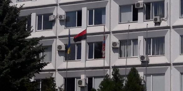 Черкаські активісти замінили прапор ЄС біля міськради на червоно-чорний