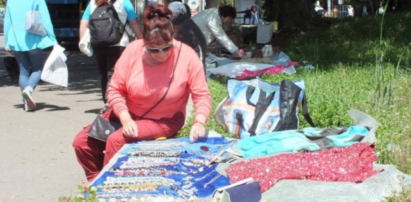 Сувора пенсія: літні жінки у Черкасах заробляють на хліб просто неба (ВІДЕО)