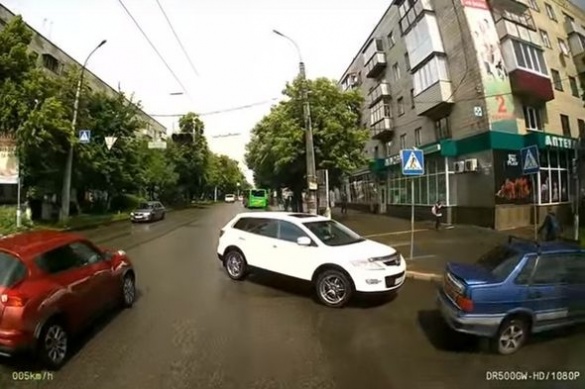 Черкаські тролейбусники зафіксували поведінку автохамів на дорозі (ВІДЕО)