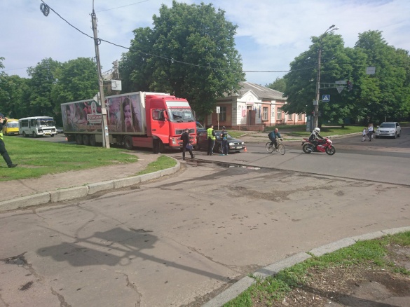 ДТП у Черкасах: вантажівка зіштовхнулася з легковиком