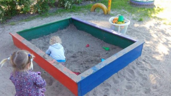 В одному з черкаських дитсадків діти в пісочниці граються землею (ФОТО)