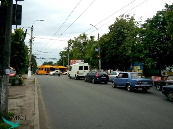 На центральній вулиці Черкас зламався новий троллейбус (ФОТО)