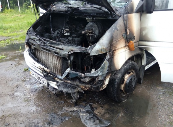У Черкасах під час стоянки загорівся мікроавтобус (ФОТО)
