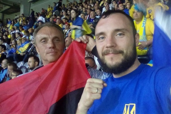 Черкащани під час матчу Україна-Німеччина на трибунах підняли прапор УПА