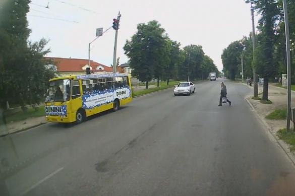 У Черкасах автобус промчав на червоний сигнал світлофору (ВІДЕО)