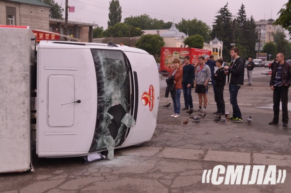 На Черкащині водій скерував авто у стовп та вибив головою лобове скло