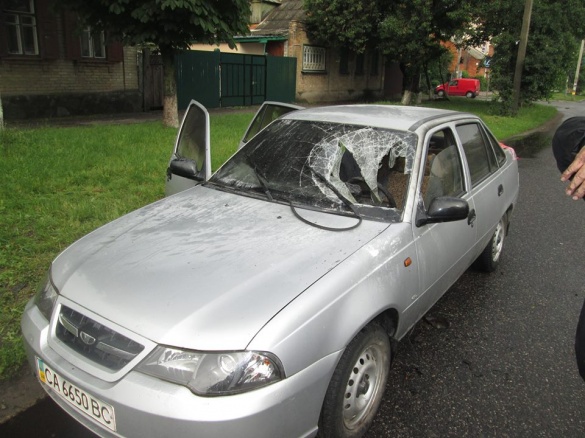 Посеред дороги у Черкасах загорівся автомобіль (ФОТО)