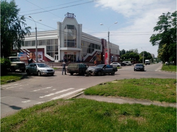 На перехресті у Черкасах зіткнулися дві автівки (ФОТО)