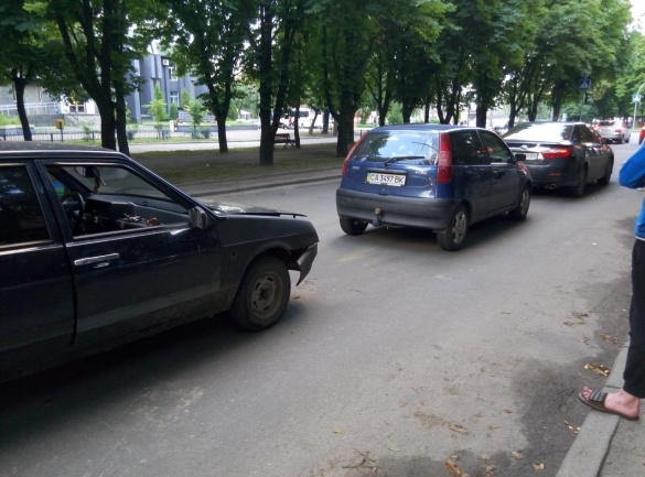 На бульварі Шевченка у Черкасах в ДТП потрапило три автівки (ФОТО)