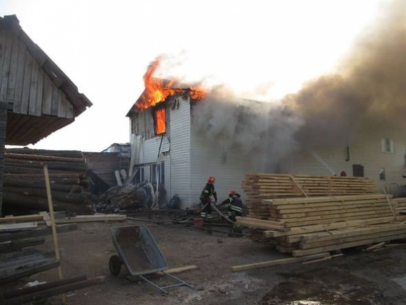 На Черкащині пожежа охопила два житлових будинки