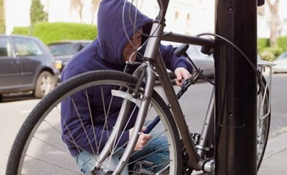 У Черкасах шукають злодія, який поцупив велосипед у центрі міста (ВІДЕО)