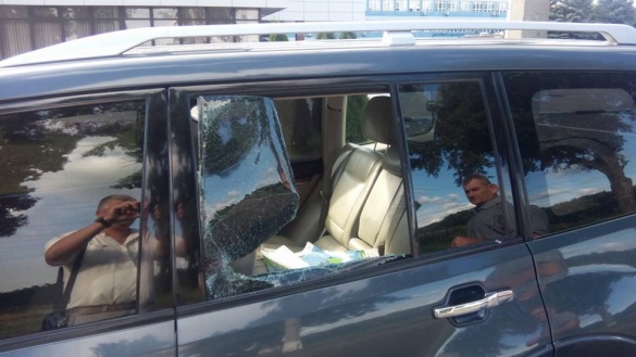 Черкаському депутату вдруге розбили скло автомобіля (ФОТО)