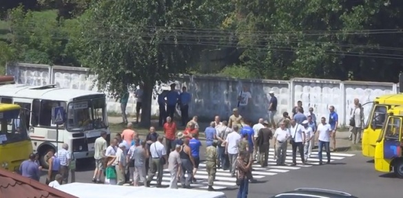 Через акцію протесту на одній з вулиць Черкас зупинявся транспорт (ВІДЕО)