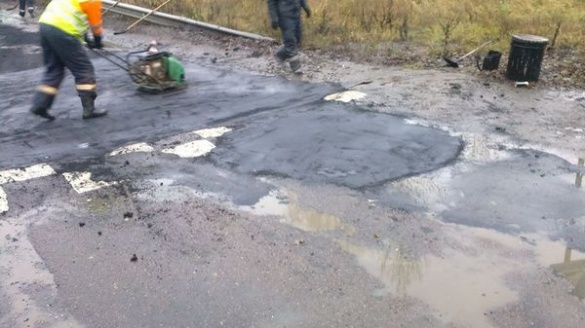 Під час дощу знову ремонтували дорогу в Черкасах (ФОТО)