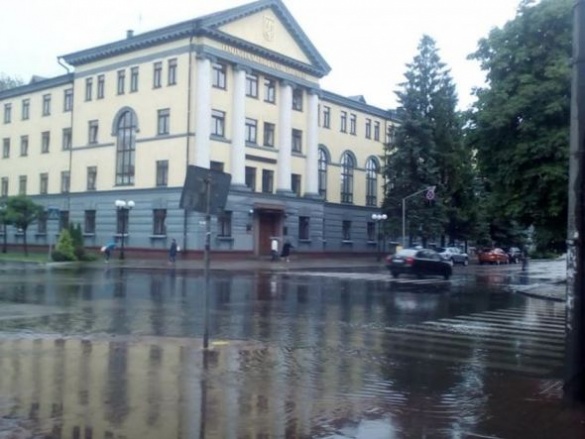 Одну із центральних вулиць Черкас повністю затопило (ФОТО)