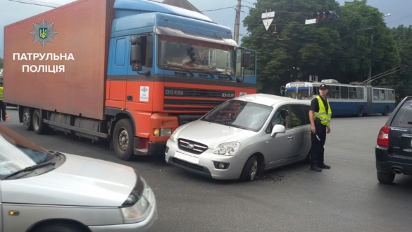 ДТП у Черкасах: легковик зіткнувся з вантажівкою (фотофакт)