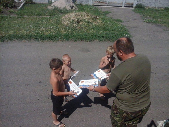 Бійці подарували черкаські розмальовки дітям в зоні АТО