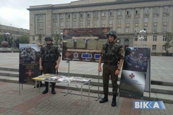 На Соборній площі черкащан закликають вступити до лав української армії