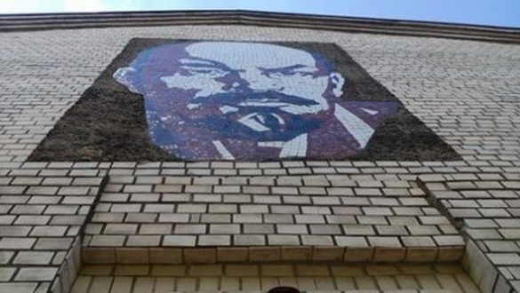 Зі стіни черкаської будівлі споглядає Ленін (ФОТО)